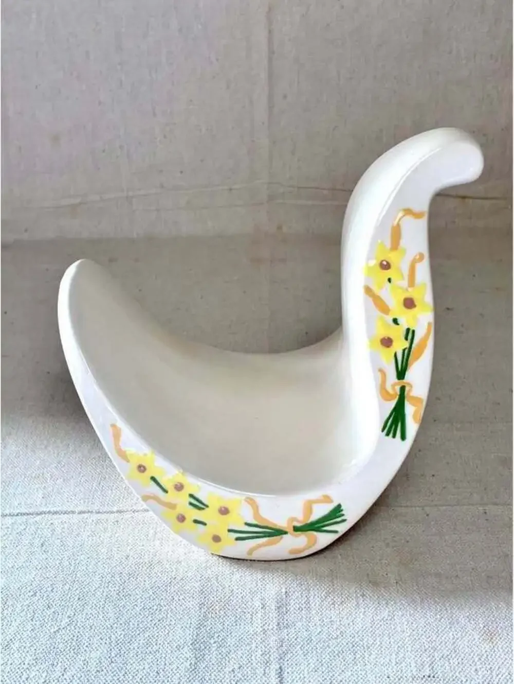 Vintage Ceramic Daffodil fingertip towel holder